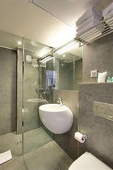 ***  Hotel Alhambra Paris France